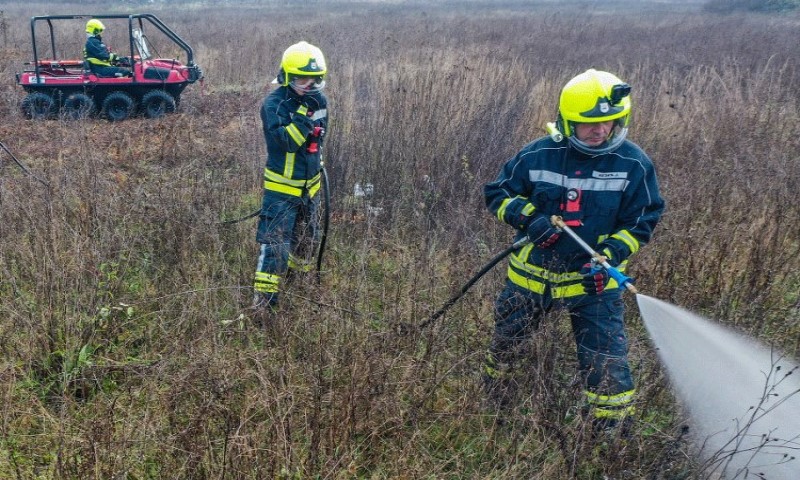 Vatrogasci na terenu Veliki požar zahvatio nisko rastinje kod