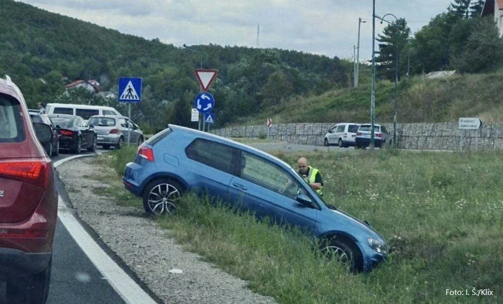 Auto završilo pored puta nakon sudara s kamionom BL Portal