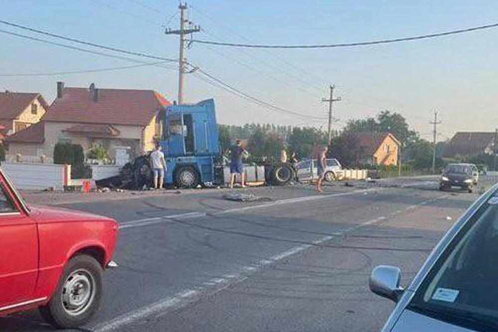 Direktan Sudar Automobila I Kamiona Mu Karac Na Mjestu Ostao Mrtav