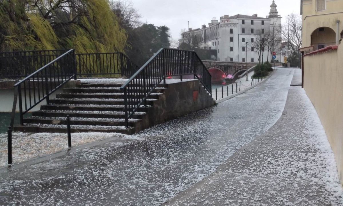 Nevrijeme U Hrvatskoj Led Zabijelio Ulice Nekoliko Gradova Foto Bl