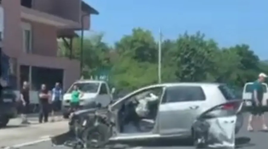 Stravi Ni Prizori Sa Mjesta Nesre E Golf Potpuno Smrskan U Udesu Video