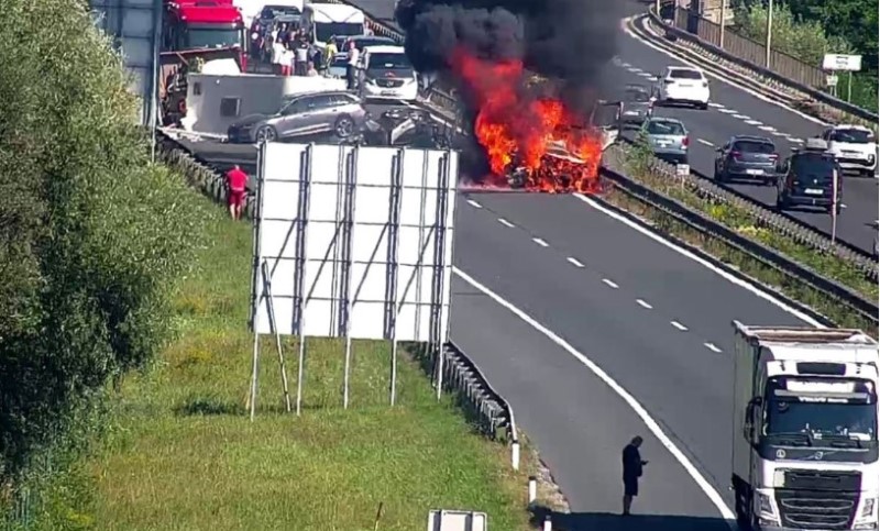 Stravi Na Nesre A Poginule Najmanje Tri Osobe Vozila Se Zapalila