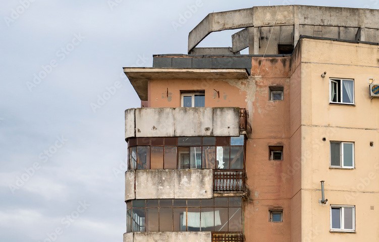 Pokušala samoubistvo Skočila sa petog sprata i ubila prolaznicu na