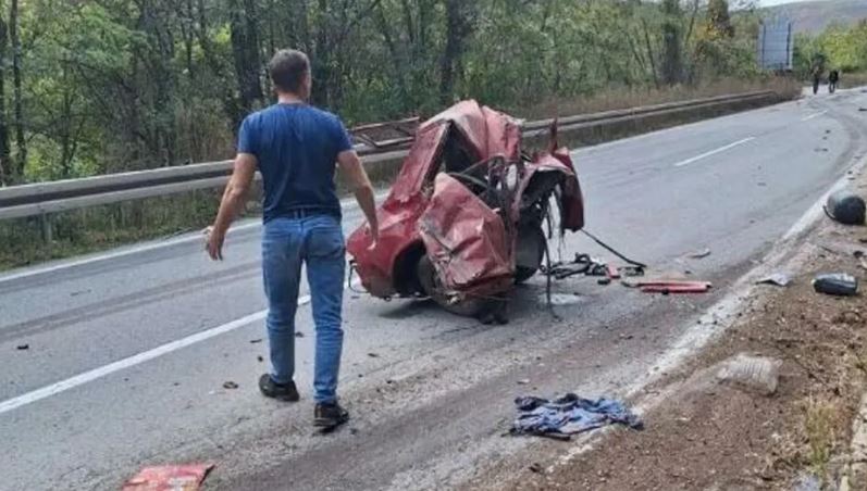 Auto presječen na pola Strašan prizor nakon nesreće u kojoj je