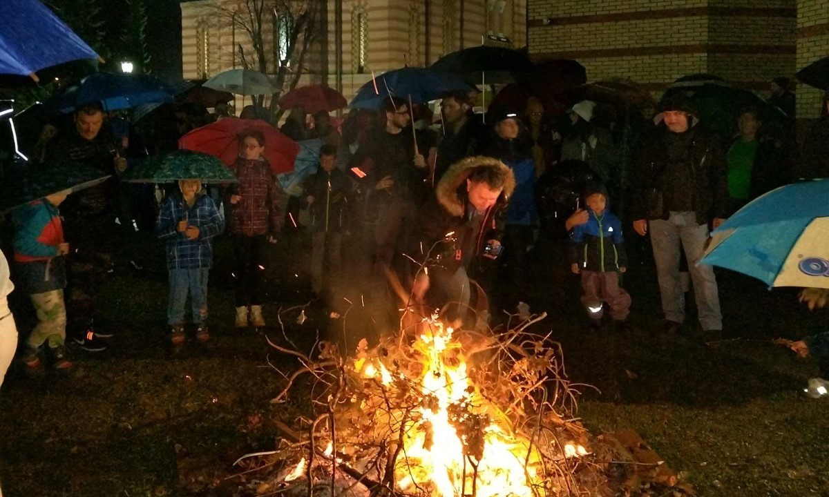 Okupili Se Vjernici Nalo En Badnjak Pred Crkvom Svete Trojice U