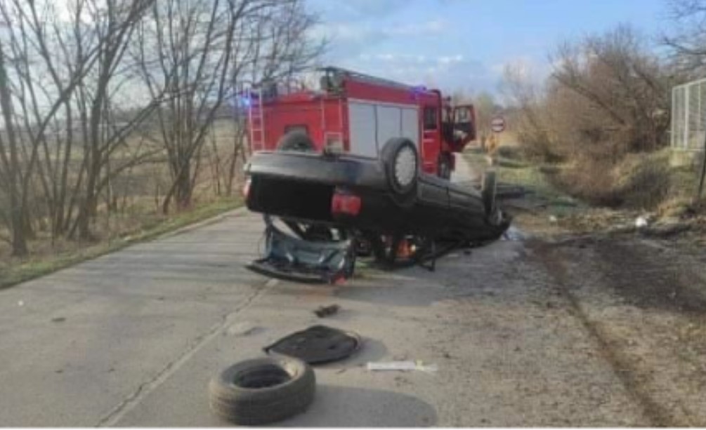 Te Ak Udes Automobil Zavr Io Na Krovu Dvije Osobe Povrije Ene Foto