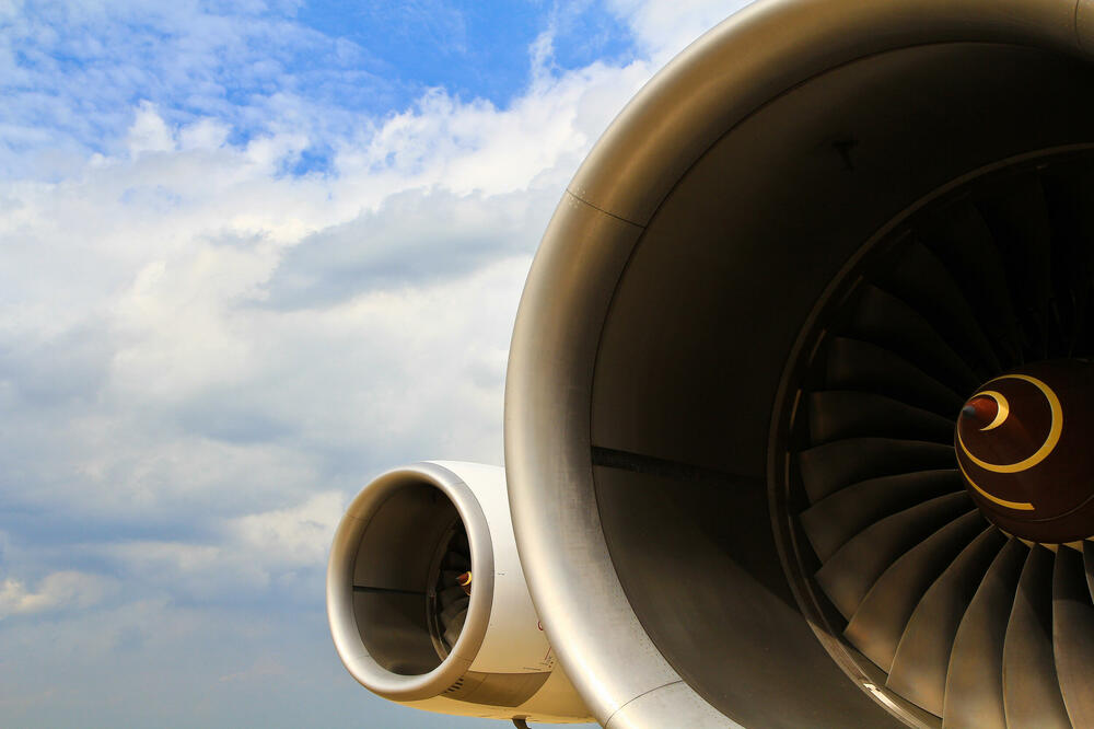 Jezive scene na aerodromu Tokom održavanja motor aviona usisao