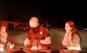 Heroj! Policajac se odazvao na hitan poziv roditelja i spasio bebu sigurnog gušenja VIDEO