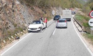 Udes usporio saobraćaj: Težak sudar opela i mercedesa FOTO