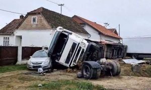 Vozač izgubio kontrolu: Ljudi istraumirani, kamion usred noći probio kuću VIDEO