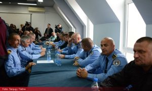 Zbog odluka Prištine: Srbi sa sjevera Kosmeta napuštaju institucije, policija skinula uniforme