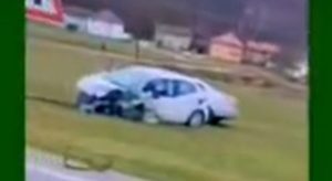 Jedna osoba povrijeđena: Težak sudar tri automobila VIDEO
