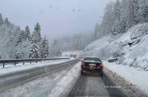 Snijeg u višim predjelima usporava saobraćaj: Zbog niže temperature moguća i poledica