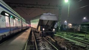 Nesreća u Hrvatskoj: Teretni voz iskočio iz šina, oštetio dio perona i kolosijeka