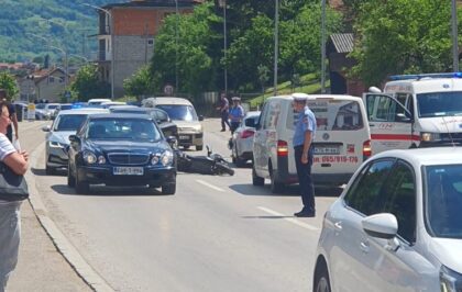 Udes u banjalučkom naselju: Motocikl oboren na putu, velika gužva FOTO