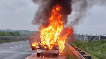 Planuo automobil: Požar na autoputu Doboj – Banjaluka FOTO