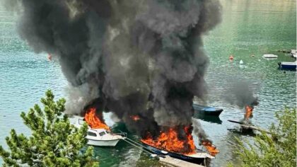 Jadranska magistrala zatvorena za saobraćaj: U uvali Sansovo tri plovila izgorjela, dva oštećena