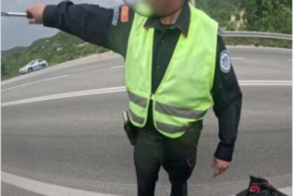 Policajac zaustavio stranca na motoru: Malo zviždukao, malo gestikulirao, pokušavao da priča engleski VIDEO