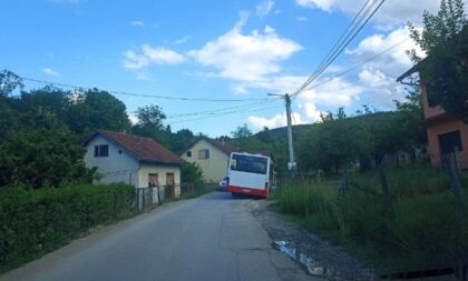 Nezgoda u banjalučkom naselju: Autobus sletio u jarak, putnici dalje nastavili pješke VIDEO