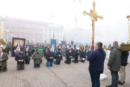 I ove subote održan performans “klečavaca”: Neistomišljenici vježbali jogu