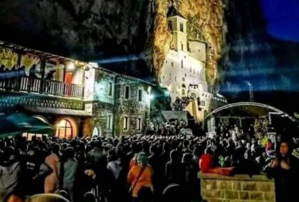 Hiljade vjernika na službi u Manastiru Ostrog VIDEO/FOTO