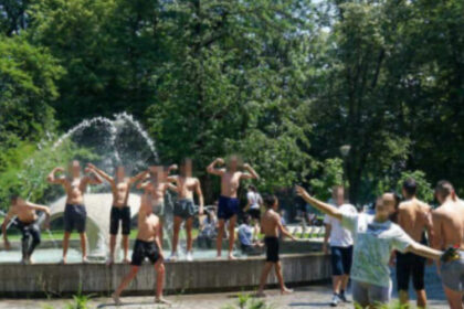 I prolaznicima izmamili osmijeh: Banjalučki maturanti skokom u fontanu označili kraj školovanja