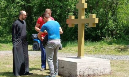 Nakon što su prethodna tri oskravljena: Na molitvištu ponovo postavljen i osveštan krst