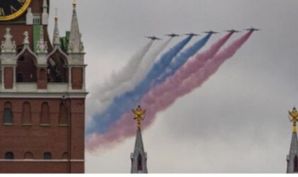 Nad Crvenim trgom lete i avioni “striži”: Nebo iznad Moskve u bojama ruske zastave