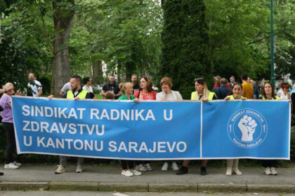 Protest ispred zgrade Vlade: Desetine zdravstvenih radnika traže isplatu jednokratne pomoći