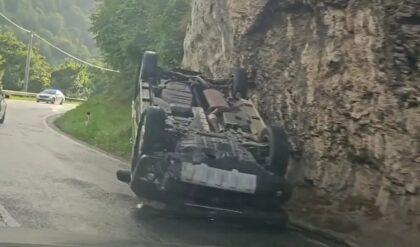 Vozači, oprez: Saobraćajka u kanjonu Tijesno, automobil na krovu