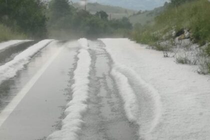 Nevrijeme napravilo haos u BiH: Cesta razrovana i puna leda, opasnost za vozače