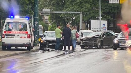 Teška saobraćajka: Hitna pomoć i policija na terenu, dva automobila uništena