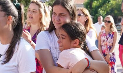 Suze u očima: Trebinjski mališani ispratili drugare sa Kosmeta FOTO