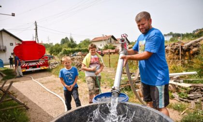 Ilija se zahvalio Stanivukoviću: Cisterna vode za banjalučku porodicu Rakulj FOTO