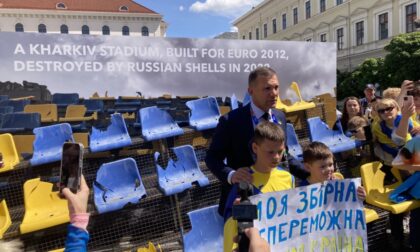 Ševčenko ogorčen: Donio dio tribine sa bombardovanog stadiona FOTO/VIDEO