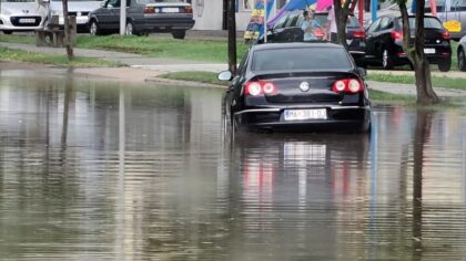 Jako nevrijeme pogodilo Doboj: Voda iz šahtova izlila se na kolovoz