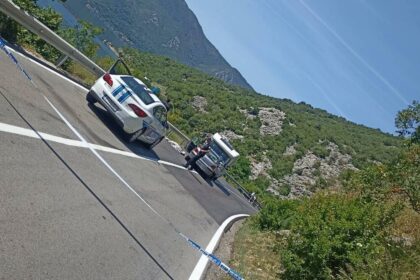 Teška saobraćajka: Sudar kampera i automobila, poginula jedna osoba