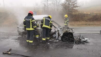 Požar na parkingu: Auto izgorio do neprepoznatljivosti, vatra oštetila još jedno vozilo