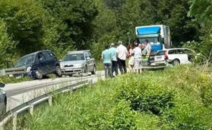 Prešao u suprotnu traku, udario u kamion, pa u auto: Vozila smrskana, dijelovi rasuti po putu