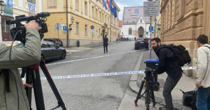 Polio se benzinom: Muškarac koji se zapalio ispred zgrade Vlade u teškom stanju