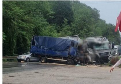 Sudar dva teretna i jednog putničkog vozila: Povrijeđena najmanje dva lica