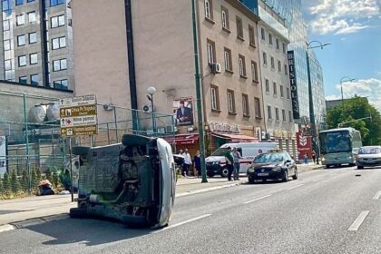 Saobraćajka u Sarajevu: Prevrnuo se automobil, intervenisala Hitna pomoć