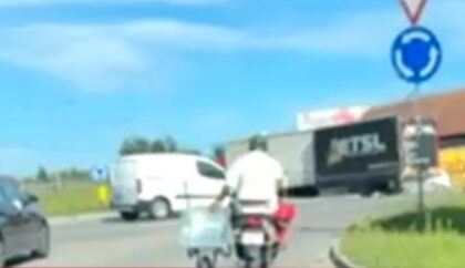 Opasna vožnja u Banjaluci: U jednoj ruci upravlja motociklom u drugoj drži tačke VIDEO