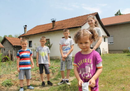 Veselo kod Banjaluke: Porodice Škorić i Gašić broje sekunde do useljenja u svoje nove kuće VIDEO