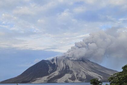 Pojavio se zapanjujući snimak: Ponovo eruptirao vulkan, pepeo leti na sve strane VIDEO