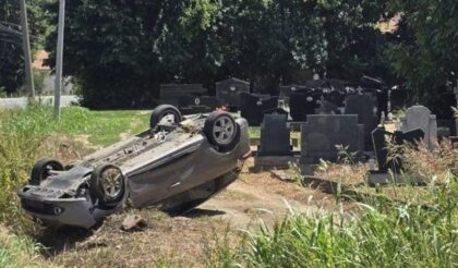 Završio na krovu: Automobilom uletio u groblje i prevrnuo se FOTO