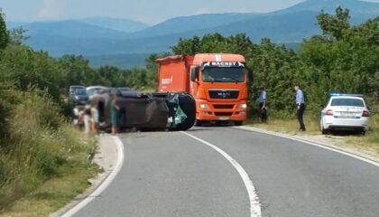 Težak udes! Automobil se prevrnuo, saobraćaj otežan