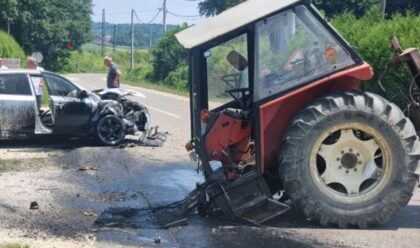 Teška saobraćajna nesreća: Traktor se prepolovio od siline sudara FOTO