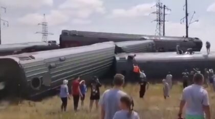 Zbog sudara iskočio iz šina: Voz sa hiljadu putnika se prevrnuo VIDEO