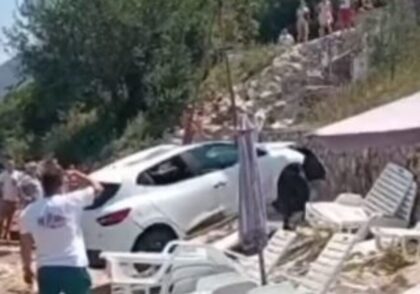 Drama u Crnoj Gori: Automobil se survao na plažu punu kupača VIDEO